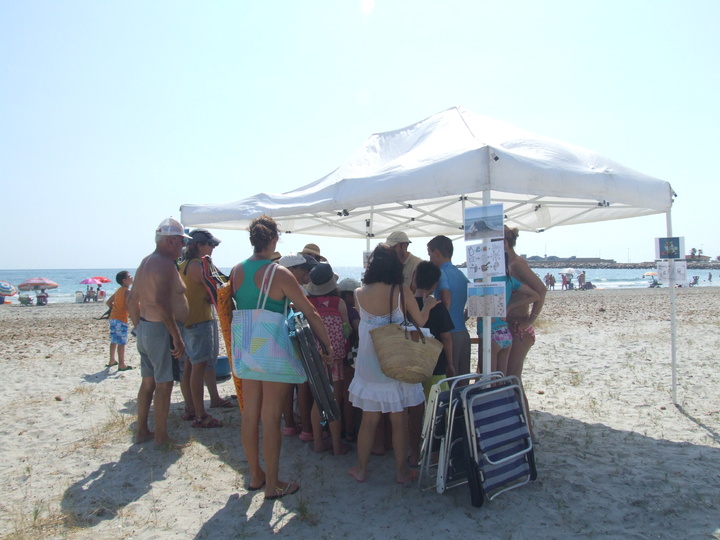 Carpa instalada en la playa de La Torre Derribada