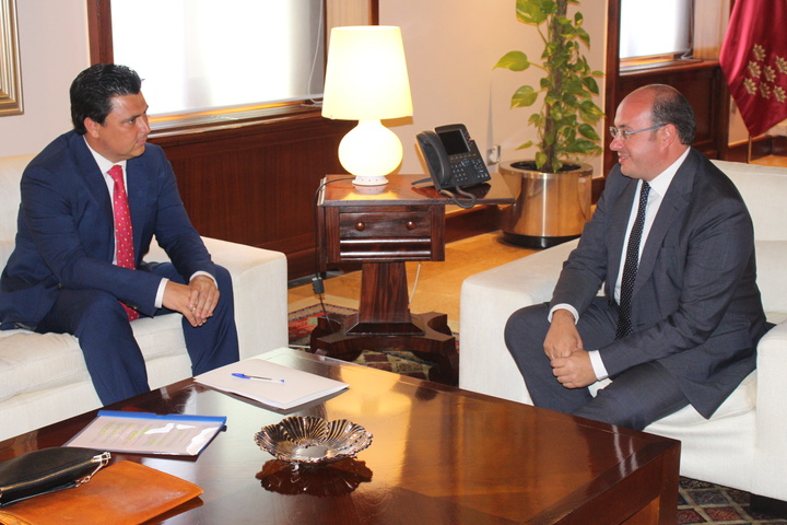 El presidente de la Comunidad recibe al alcalde de San Javier