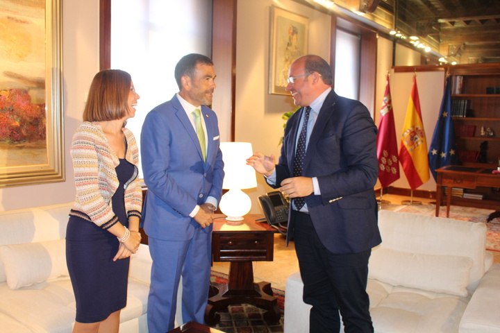 El jefe del Ejecutivo regional recibe al alcalde de Cartagena