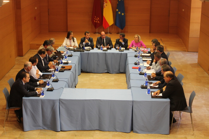 Reunión de la Mesa del Agua en el Palacio de San Esteban. II