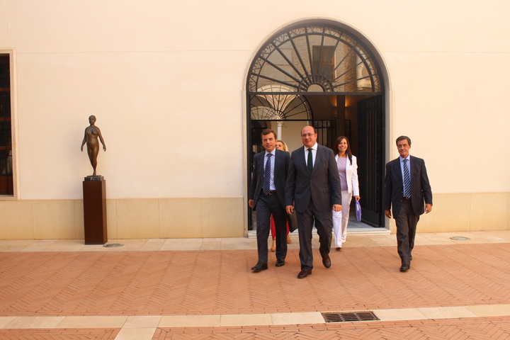 Reunión de la Mesa del Agua en el Palacio de San Esteban.III