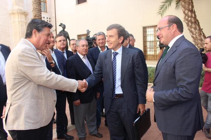 Reunión de la Mesa del Agua en el Palacio de San Esteban. IV