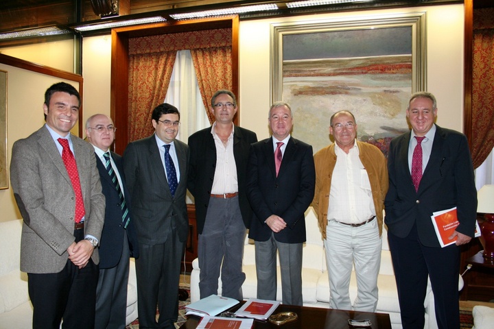 El presidente de la Comunidad, Ramón Luis Valcárcel, recibió hoy a la junta directiva de la Fundación Laboral de la Construcción de Murcia, que preside Edmundo Villegas.