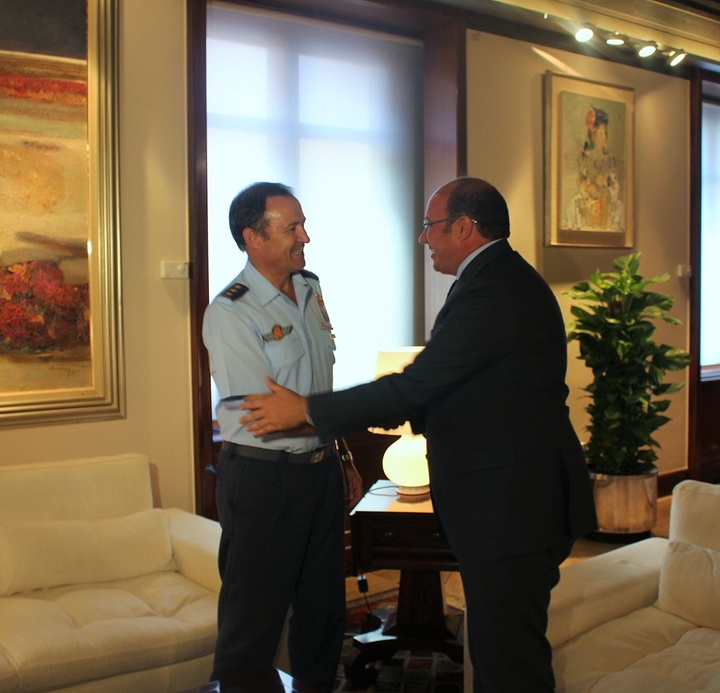 El presidente de la Comunidad recibe al coronel jefe de la Base Aérea de Alcantarilla