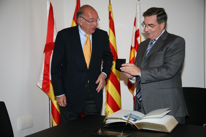 El consejero de Turismo y Consumo visita el Salón Náutico de Barcelona