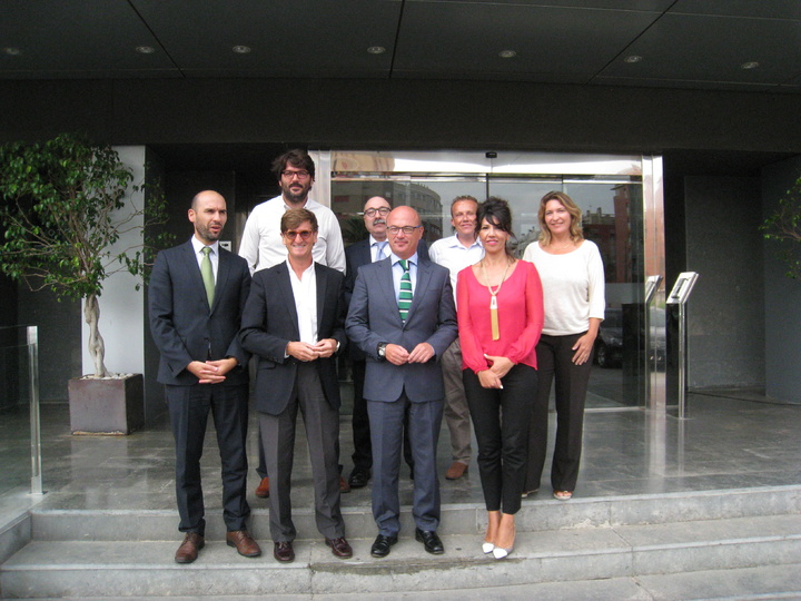 El consejero de Desarrollo Económico, Turismo y Empleo, Juan Hernández, se reúne con  con representantes de la Asociación de Hoteles y Alojamientos Turísticos de Murcia (Ashomur).