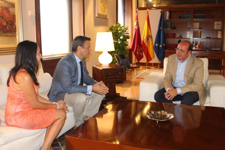 El presidente de la Comunidad se reunió hoy con el alcalde Yecla, Marcos Ortuño