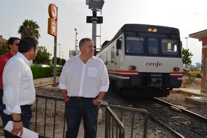 El consejero Francisco Bernabé visita el apeadero del Camino de Los Romanos en Alcantarilla