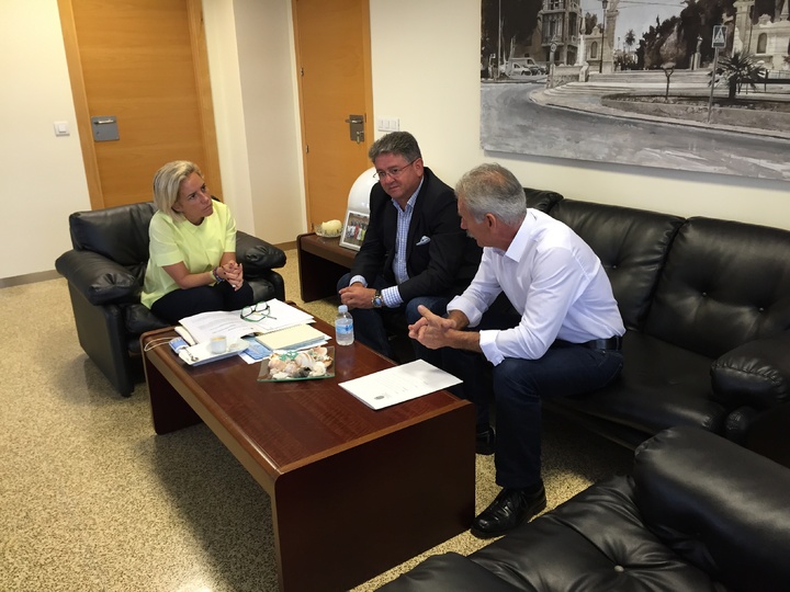 Adela Martínez-Cachá se reúne con el alcalde de Los Alcázares para informarle de la construcción de un depósito de laminación de aguas