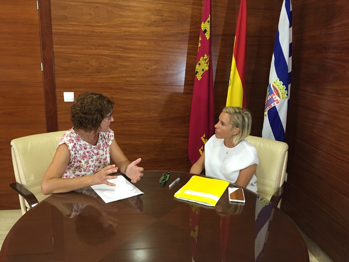 La consejera Adela Martínez-Cachá se entrevista con la alcaldesa de Jumilla, Juana Guardiola