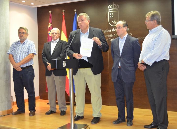 El consejero de Fomento con los decanos de los colegios de Ingenieros de Caminos, Ingenieros Industriales, Ingenieros Agrónomos y de Economista