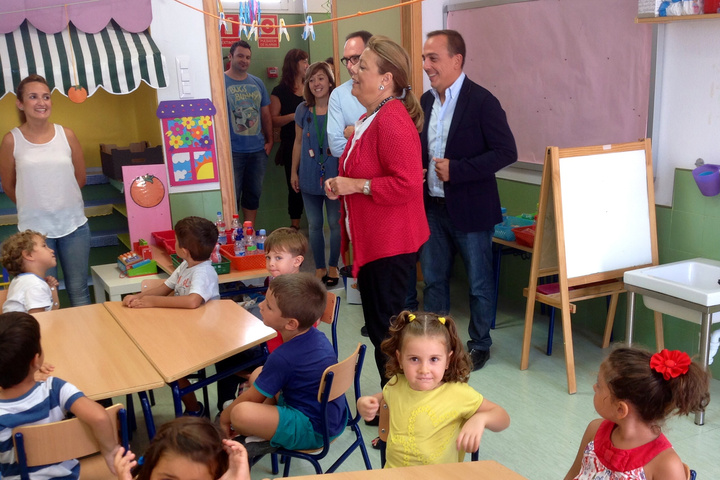 La consejera de Educación y Universidades, María Isabel Sánchez-Mora, visitó hoy el CEIP ?Atalaya? de Cartagena con motivo del inicio del curso escolar 2015-2016 en los colegios del municipio