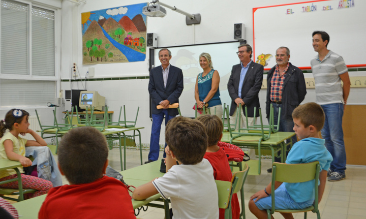 El secretario general de la Consejería de Educación y Universidades, Manuel Marcos Sánchez, junto al concejal Educación del Ayuntamiento de Lorca, Francisco Montiel, durante la visita realizó esta mañana al Colegio Alfonso X de la localidad.
