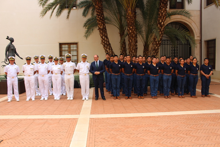 El presidente de la Comunidad recibe a la dotación del buque escuela 'Guayas' de Ecuador. II
