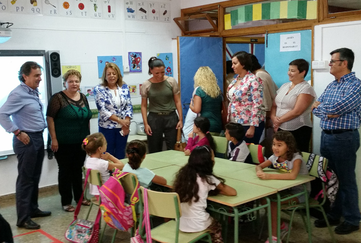 La consejera de Educación y Universidades, María Isabel Sánchez-Mora, trabajó durante la jornada de hoy en Fortuna, junto al alcalde, José Enrique Gil, y miembros de la Corporación municipal, coincidiendo con el inicio de curso para 1.051 alumnos de Educación Infantil y Primaria en la localidad.