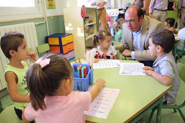 Visita del presidente Pedro Antonio Sánchez al CEIP 'Infanta Leonor' de Mazarrón (1)