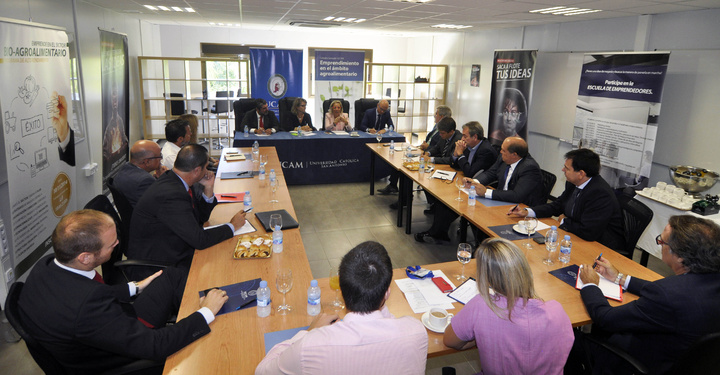 Los consejeros de Desarrollo Económico, Turismo y Empleo, Juan Hernández, y de Agua, Agricultura y Medio Ambiente, Adela Martínez-Cachá, participaron hoy en la primera mesa de diálogo desarrollada al amparo de la Cátedra Santander-Ucam de emprendimiento en el ámbito agroalimentario.