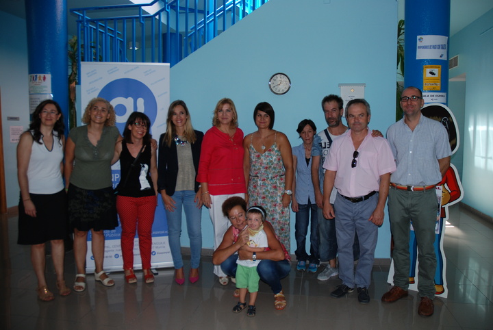 La consejera de Familia e Igualdad de Oportunidades, Violante Tomás, junto a la presidenta de la Federación de Asociaciones de Padres con Hijos Discapacitados Sensoriales Auditivos de la Región de Murcia (Fasen), Rosa Sánchez.