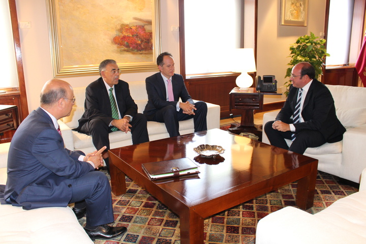 El jefe del Ejecutivo regional recibe al presidente de la Caja Rural Regional