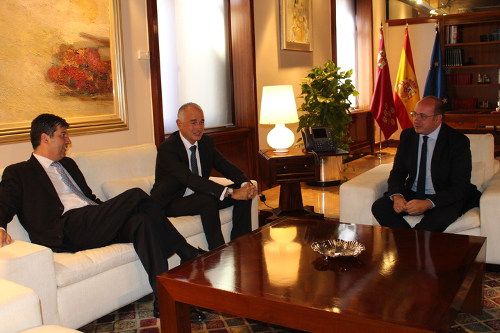 El presidente de la Comunidad se reúne con representantes del Banco Sabadell