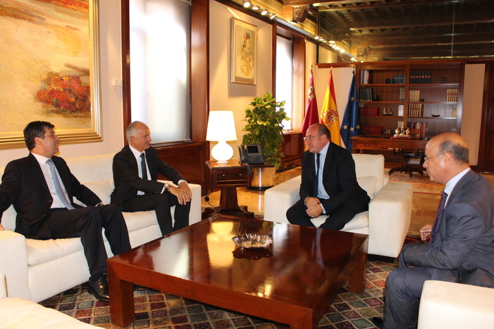 El presidente de la Comunidad se reúne con representantes del Banco Sabadell (2)