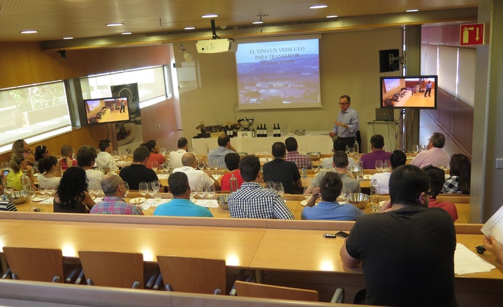 Sesión de cata de vinos en el centro de Cualificación Turística