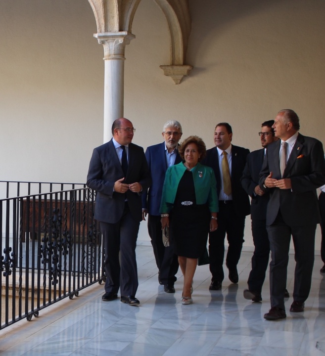 El jefe del Ejecutivo regional recibe a representantes del Paso Blanco de Lorca (1)