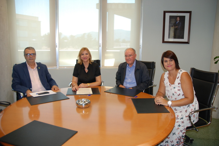 Foto la consejera de Familia e Igualdad de Oportunidades, Violante Tomás, en la firma de las addendas para Atención Temprana