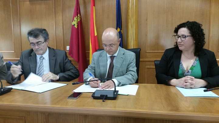 Firma del convenio con la Comunidad de Regantes Huerta Alta de Pliego