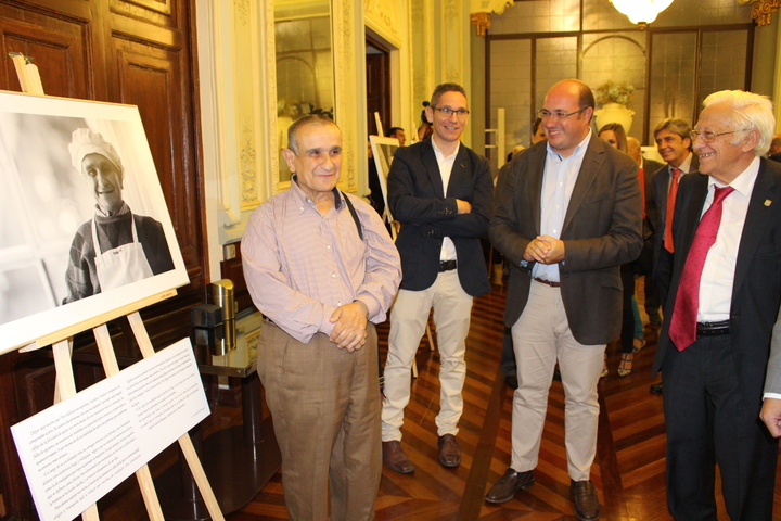 Exposición  'La otra mirada de la dependencia' de la Asociación 'Edad Dorada' Mensajeros de la Paz Murcia