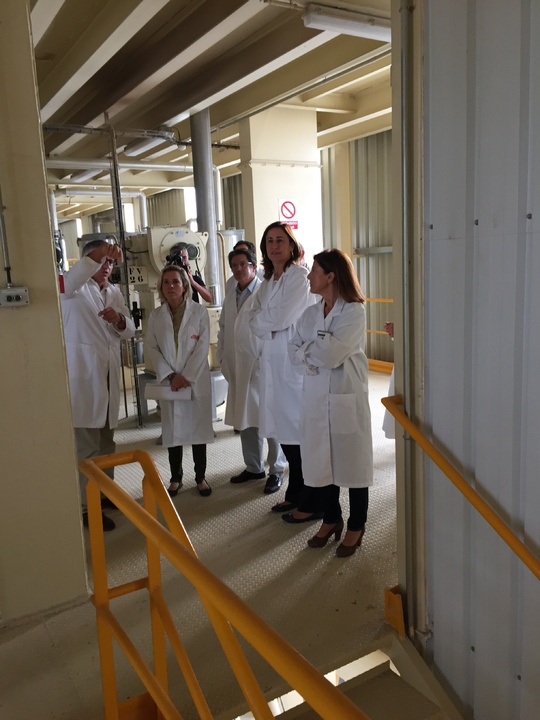 Adela Martínez-Cachá visita la fábrica de piensos JISAP en Lorca