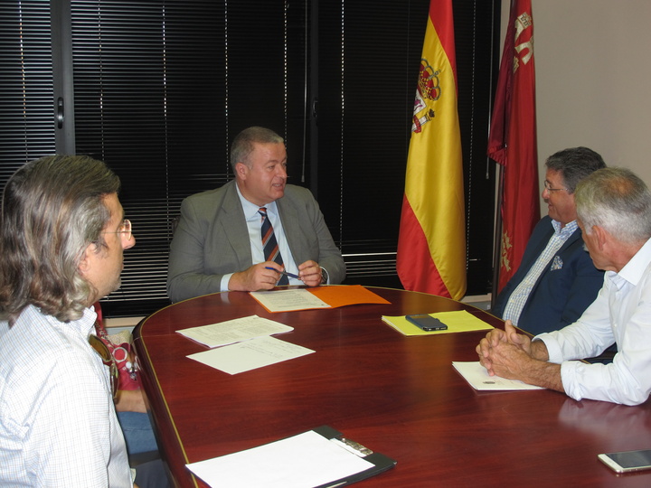 El consejero Francisco Bernabé recibe al alcalde de Los Alcázares