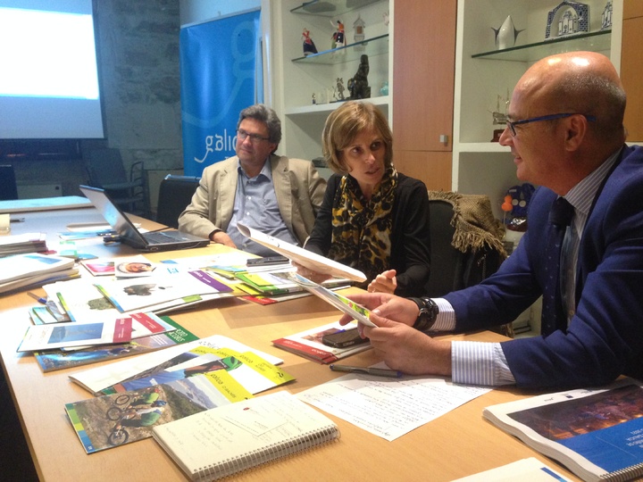 Reunión El consejero de Turismo, Juan Hernández, con  la directora de la Agencia de Turismo de Galicia