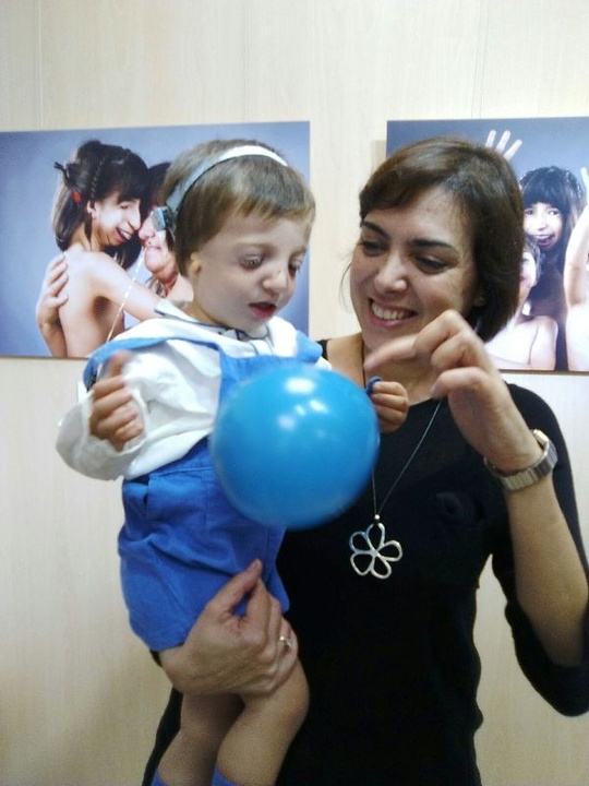 La consejera de Sanidad, Encarna Guillén, participó hoy en la inauguración de la exposición fotográfica 'Dame cinco sentidos. Give me five sense', organizada por la Asociación Nacional Threacher Collins. Esta exposición puede verse en el Corte Inglés de Gran Vía, en Murcia