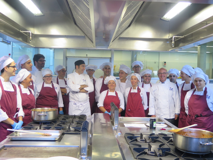 El consejero con los alumnos del restaurante-escuela del CCT