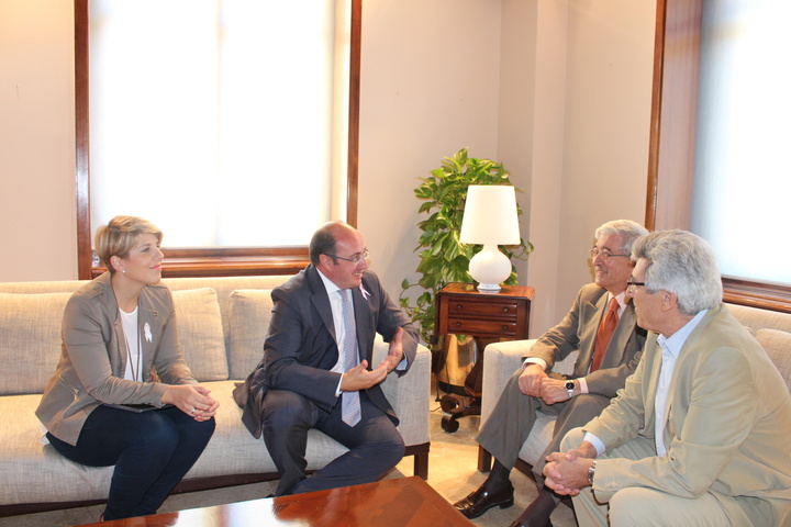 El presidente de la Comunidad se reúne con el director de la Real Academia de Bellas Artes Santa María de la Arrixaca