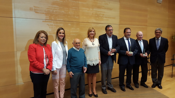 La consejera de Familia e Igualdad de Oportunidades, Violante Tomás, y la consejera de Educación y Universidades,  María Isabel Sánchez-Mora, junto a los galardonados con el Premio Mayor del Año Región de Murcia 2015