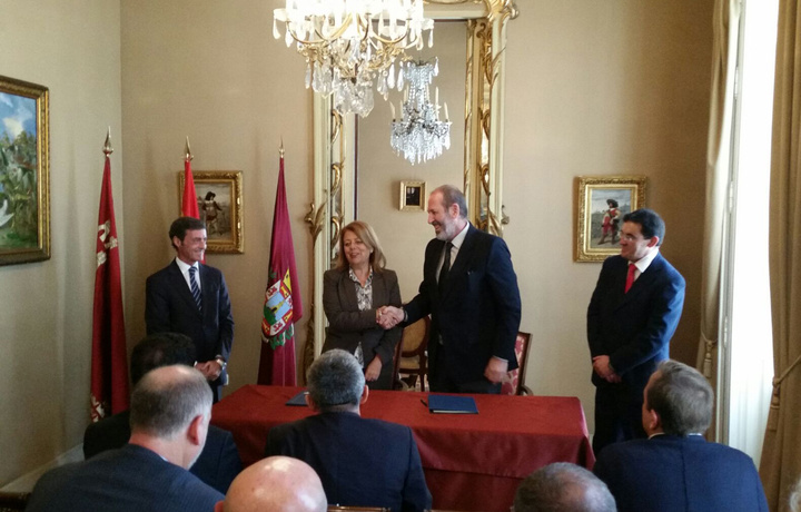 La consejera de Educación y Universidades formalizó el convenio de colaboración con el Director de la Entidad  Pública Empresarial Sociedad de Salvamento y Seguridad Marítima (SASEMAR)