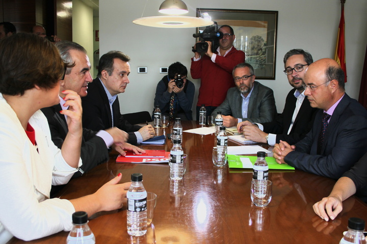 Andrés Carrillo reunión con diputados y portavoz PP y PSOE (Partido Socialista Obrero Español)
