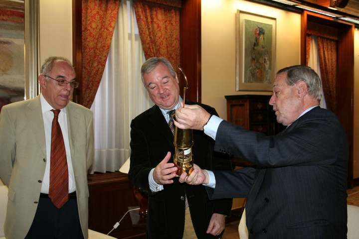 Valcárcel recibe a representantes del Colegio de Ingenieros de Minas