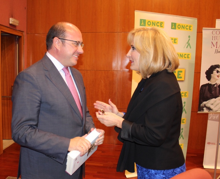 El presidente de la Comunidad, Pedro Antonio Sánchez, asistió hoy al acto de presentación de la nueva novela de Nieves Herrero, 'Cómo si no hubiera un mañana'/1