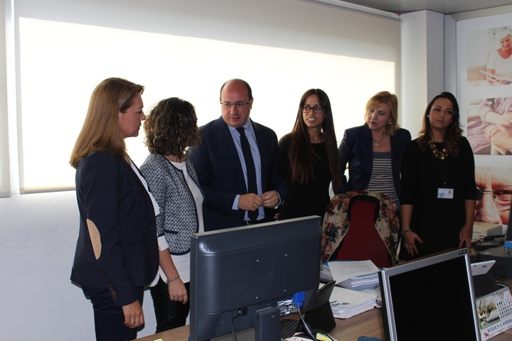 Visita al Centro de Teleasistencia 'Tunstall Televida' (1)