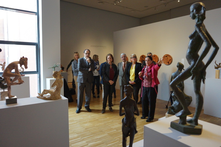Noelia Arroyo visita la exposición 'José González Marcos (1940-2014). Paisaje humano'. II