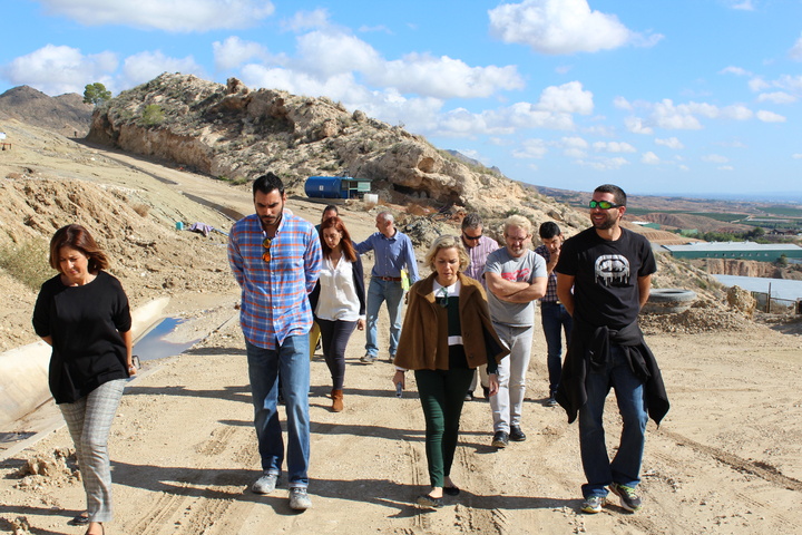 La consejera de Agua, Agricultura y Medio Ambiente ha visitado el vertedero de Abanilla, junto a responsables municipales y técnicos durante la visita que ha realizado hoy al vertedero de Abanilla