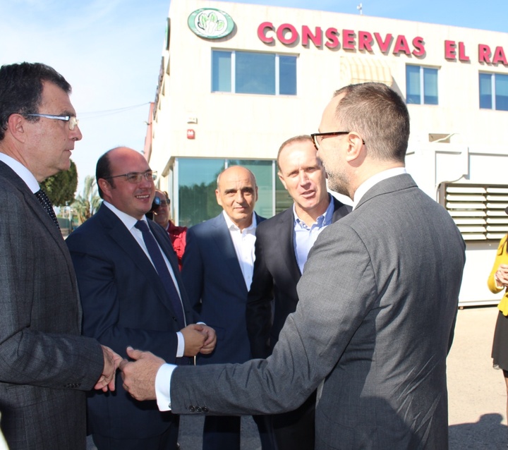 El presidente de la Comunidad visita la empresa 'Conservas El Raal'. II