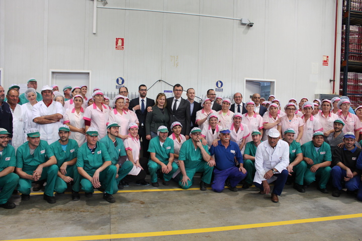 El presidente de la Comunidad visita la empresa 'Conservas El Raal'. III