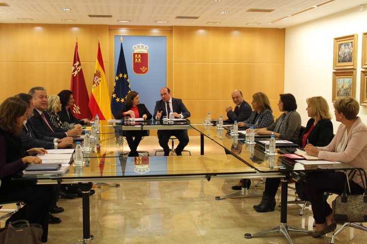 El jefe del Ejecutivo regional, Pedro Antonio Sánchez, se reunió hoy con la vicepresidenta del Gobierno de España, Soraya Sáenz de Santamaría. III