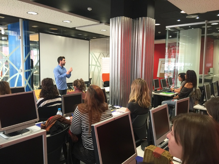 Visita cursos de formación desempleados jóvenes