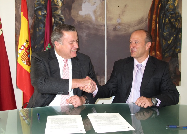 Firma de la concesión para la mejora del puerto deportivo Mar de Cristal