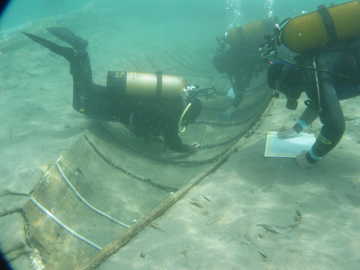 Imágenes del barco fenicio descubierto en la Playa de la Isla de Mazarrón